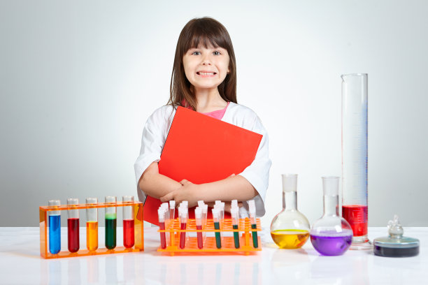 年轻女科学家微笑着图片下载