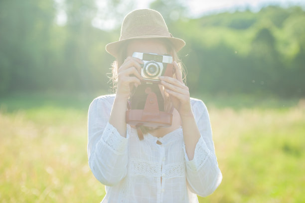 户外复古摄影师图片下载