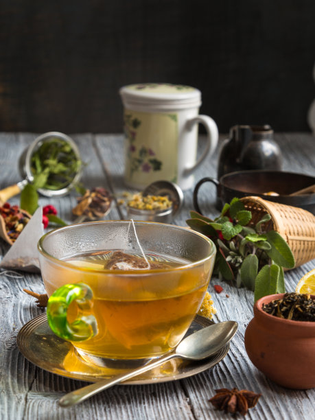 旧桌子上的一杯茶素材图片