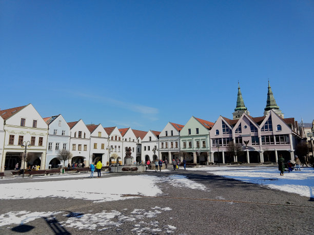 建筑，教堂和城镇在晴朗的日子与天空的云。图片下载