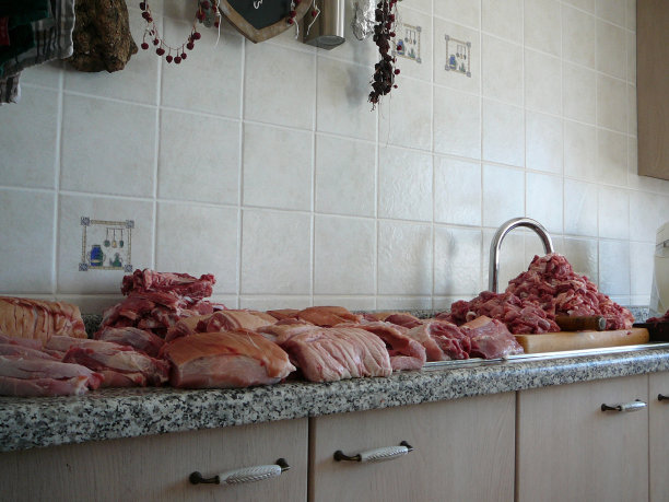 桌上放满了猪肉图片下载