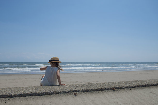 小女孩在沙滩上玩耍图片下载