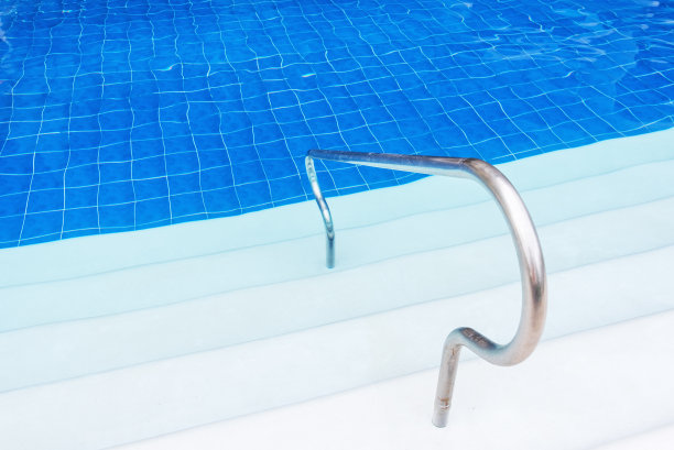 楼梯进入游泳池图片下载