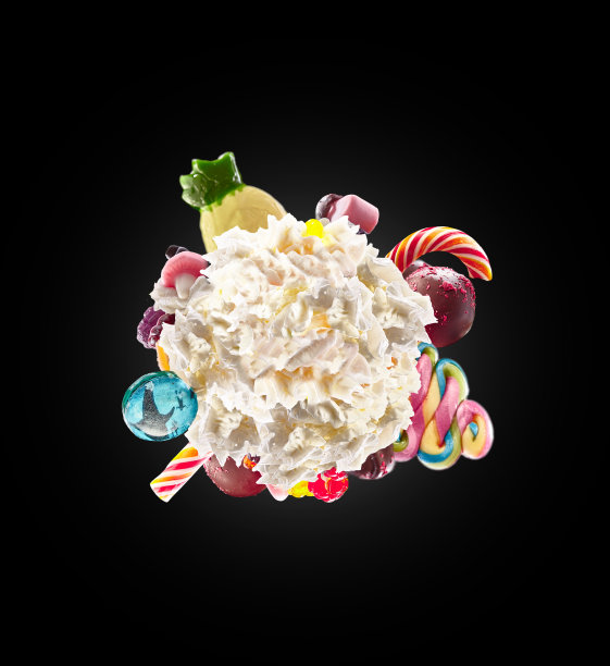 搅拌过的圆形奶油，与彩色糖果，果冻和糖果分开。甜蜜的生活概念。甜甜品-鲜奶油搭配糖果，儿童卡通彩色奶油，白色鲜奶油搭配彩色糖果。怪物，怪物，奶昔，鲜奶油图片下载