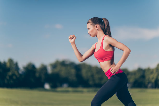 简介裁剪照片的年轻女士运动员，在户外跑步，训练马拉松跑，在时尚的运动服装，所以集中，健康和快速!图片下载