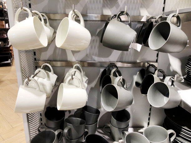 商店货架上有一套不同颜色的茶杯。图片下载