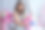 迷人的年轻女子在优雅的服装坐在工作室室内装饰着鲜花。美丽清新的微笑女孩与鲜花摆姿势图片下载