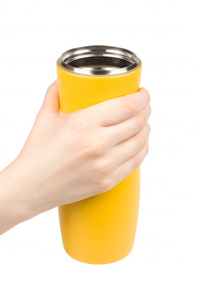 女性的手拿着一个热杯图片下载