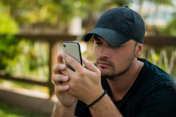 用智能手机打字的现代人图片下载