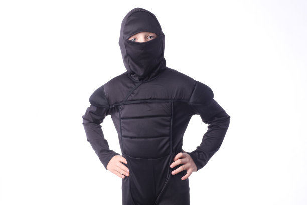 一个穿着忍者服的小男孩的特写。图片下载