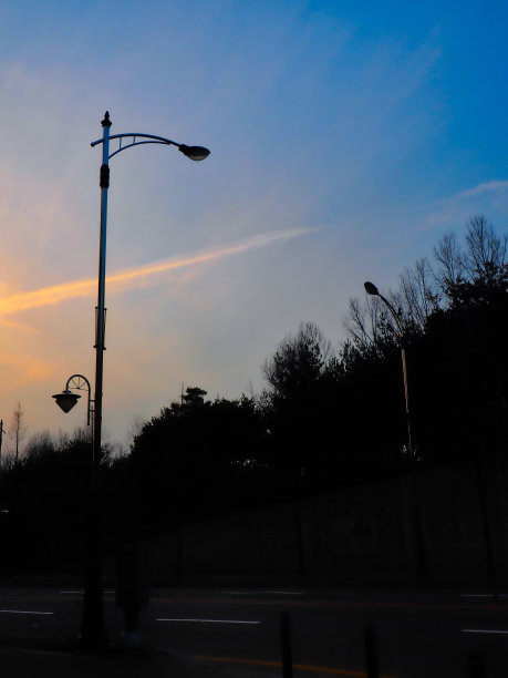 韩国黄昏街灯图片下载