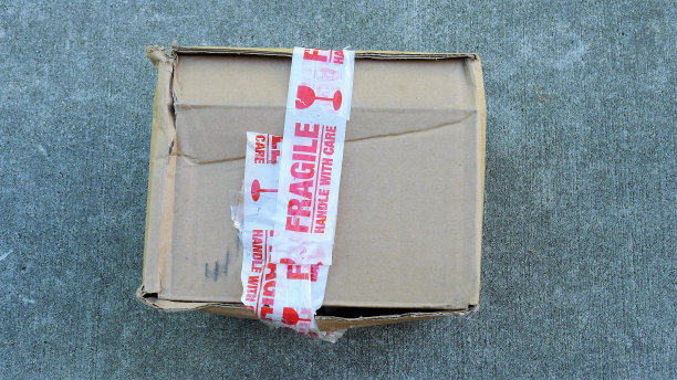 用“易碎”胶带包装的破损包装图片下载