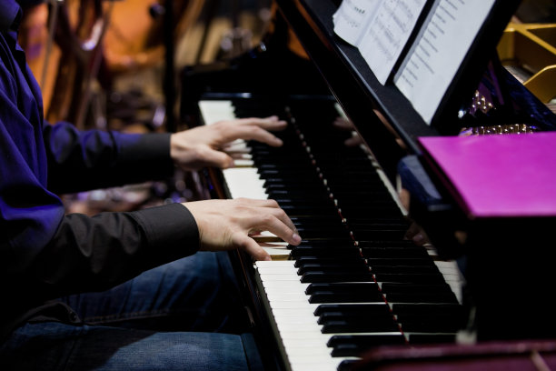 弹奏钢琴的音乐家的手图片下载