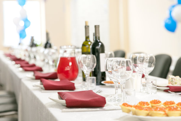 供应宴会大桌上的零食图片下载