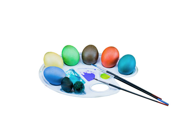在白色背景上用刷子在托盘上涂色鹌鹑蛋。明亮的复活节礼物图片下载