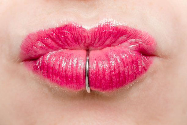 嘴巴带有Labret穿孔图片下载