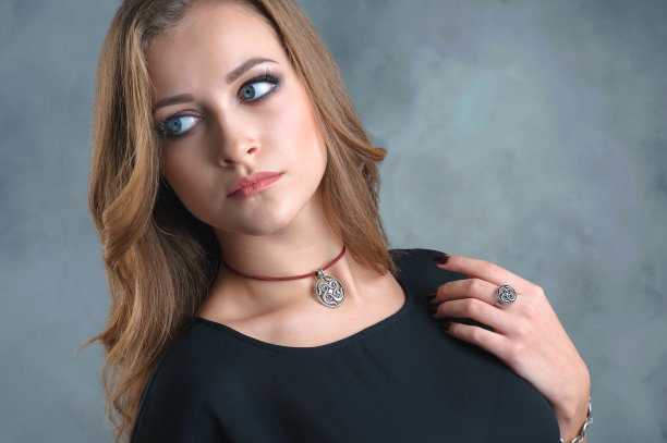 女人的珠宝和配饰图片下载