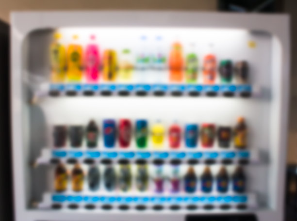 在泰国拍摄的彩色软饮料/果汁瓶自动售货机的模糊/散焦抽象背景图片下载