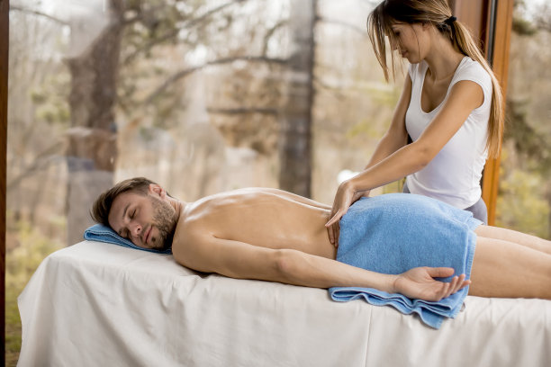 一个年轻人正在温泉按摩图片下载