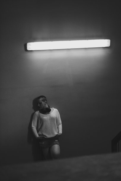 街头风格的女人靠在水泥墙上图片下载