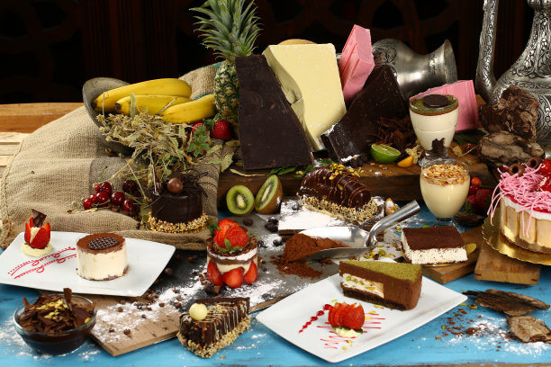 桌子上有各种饼干，馅饼，蛋糕，纸杯蛋糕和蛋糕棒棒糖素材图片