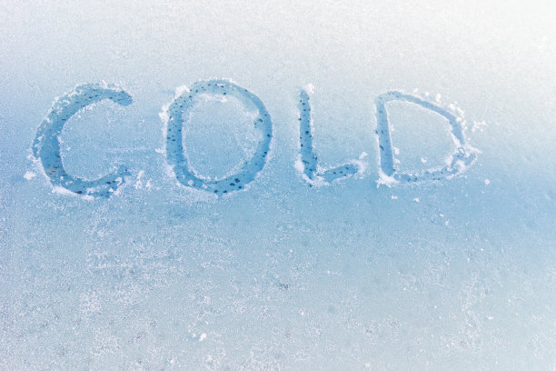 在冰冻的玻璃表面上冰冷的书写图片下载