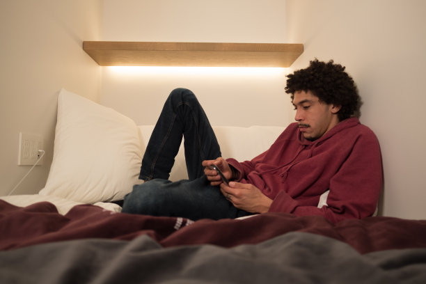 住在日本东京胶囊旅馆的拉丁美洲游客图片下载