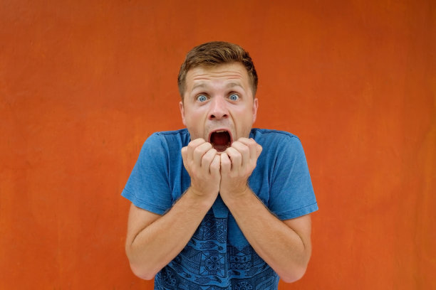 焦虑的人震惊了，惊讶地张开了嘴图片下载