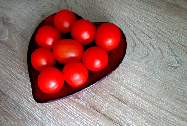 玻璃杯中的樱桃番茄图片下载