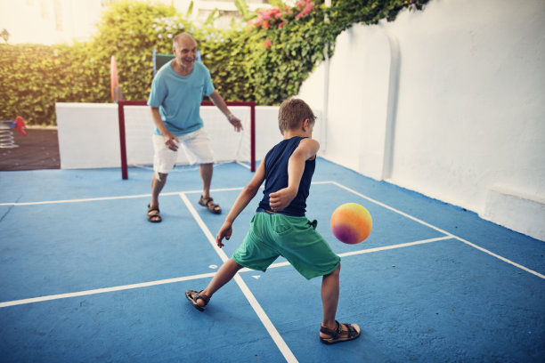 快乐的爷爷和孙子踢足球图片下载