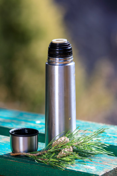 长凳上放着热水瓶和茶图片下载