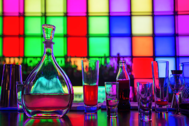 玻璃盘子在彩色灯光背景图片下载