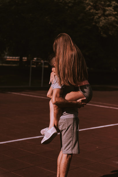 体育场上的一对运动情侣图片下载