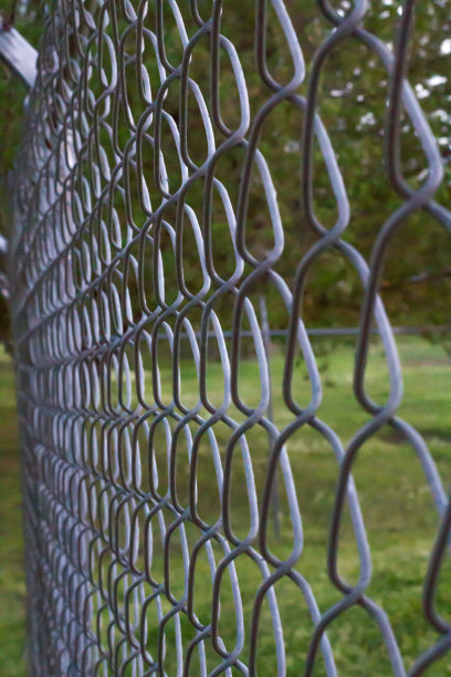 黄昏时铁链围栏的特写图片下载