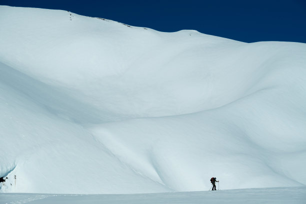 男性野外滑雪旅游图片下载