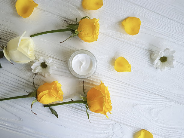 奶油化妆品玫瑰黄色的白色木制素材图片