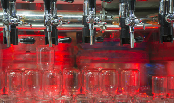 啤酒瓶放在吧台上图片下载