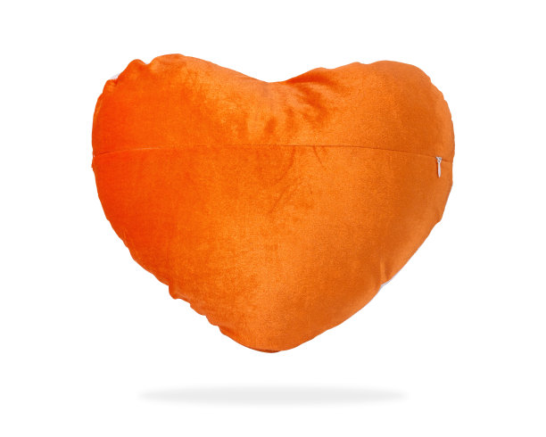 橙色心形枕头拥抱或小睡在孤立的背景与剪切路径。图片下载