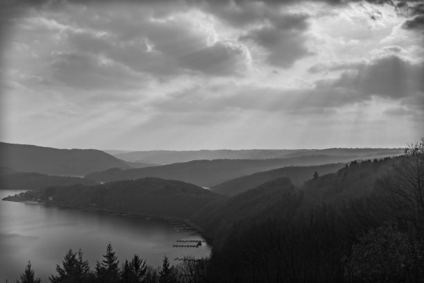 风景有湖，山，森林和阳光图片下载