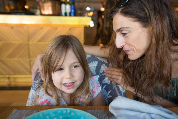 小女孩和妈妈在餐馆里图片下载