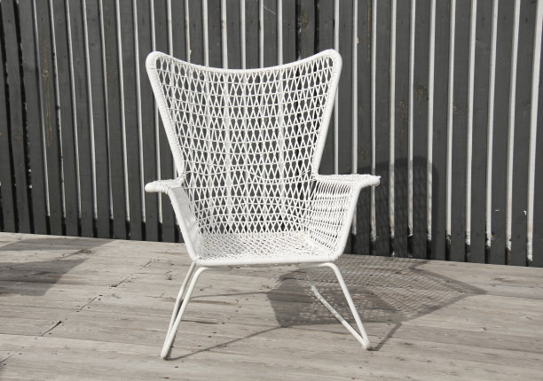 灰色背景上的白色椅子。图片下载
