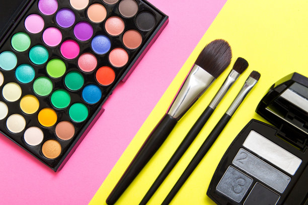 眼影调色板，粉色和黄色的几何背景图片下载