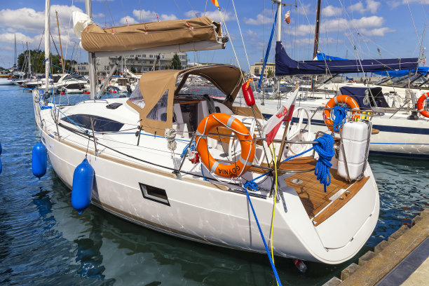 一艘海上帆船停泊在波兰格丁尼亚的码头图片下载