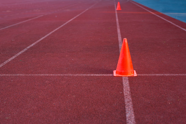 跑道上的橙色圆锥体用于练习跑步图片下载