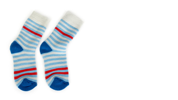 温暖的冬天，孩子们的针脚袜子孤立在白色的背景。销售和购买。复制空间、模板图片下载