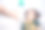 妈妈给小女孩一瓶牛奶。素材图片