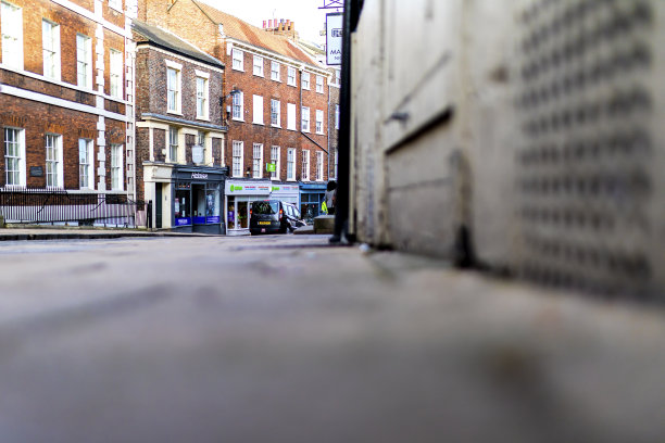 2018年2月16日，约克。在英国约克郡的约克市，历史悠久的米克莱盖特街的景色显示道路消失在远处。英国图片下载