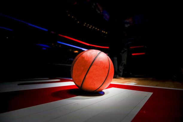 想象一个篮球坐在球场上素材图片