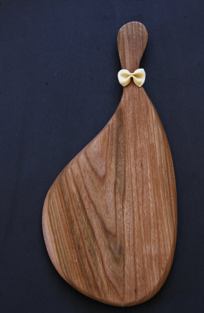 俯视图木制砧板和厨师的头罩，厨师的形状。复古黑色背景上的餐厅、咖啡馆概念。图片下载