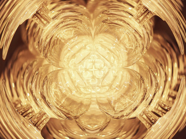 美丽的水晶清澈的酒，水，果汁，或科克盖尔眼镜(选择性焦点)的幻觉抽象艺术。图片下载